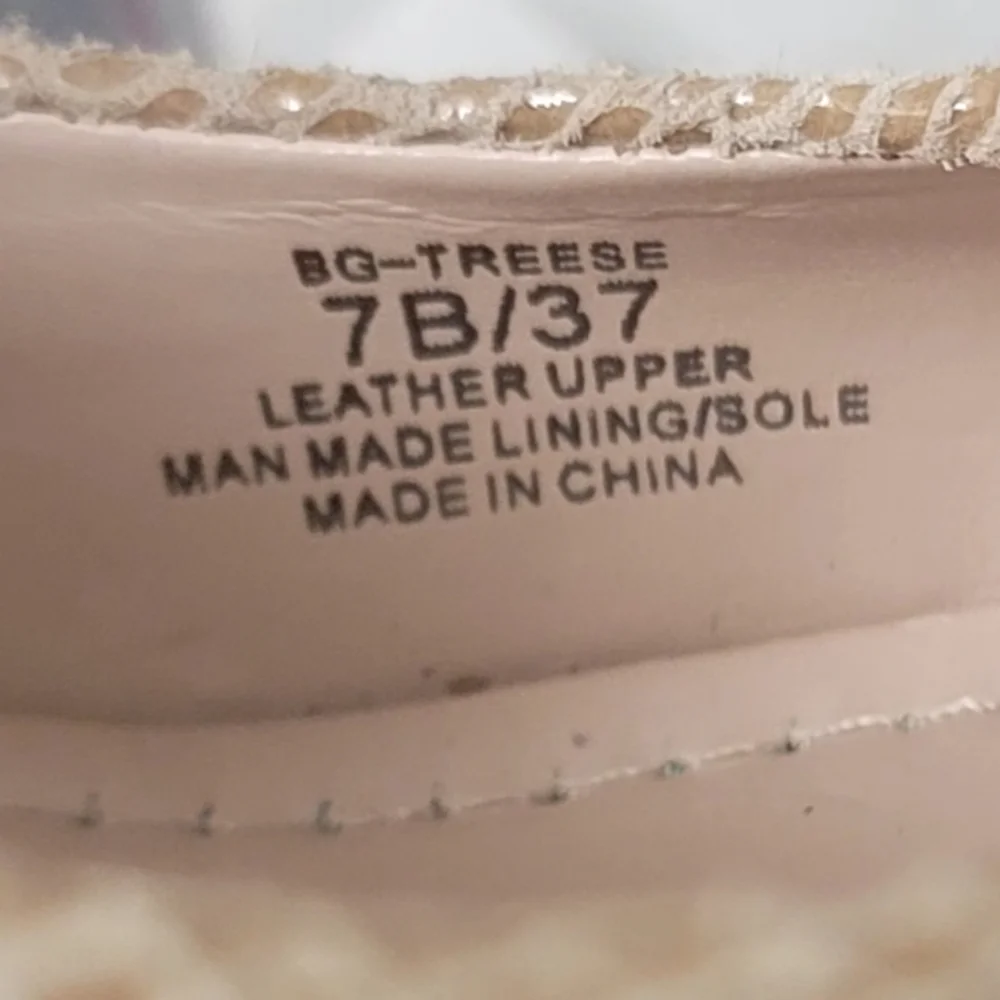 BCBGeneration Tan Beige Snake Embossed Leather Wedge Heel Shoes SZ 7 Round Toe - Picture 14 of 14